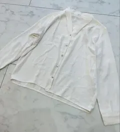 GLACIER ホワイト Vネック 長袖シャツ ゴールドボタン ブラウス