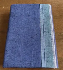 ハンドメイドのブックカバー(ブルー)