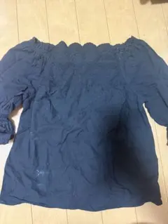 オフショルダー刺繍シャツ