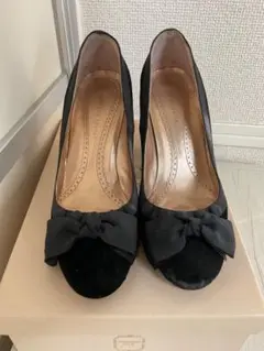 黒 スエード リボン付き パンプス