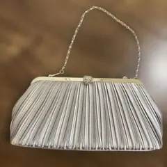 あん様　プールヴー PourVous サテンプリーツのパーティーバッグ