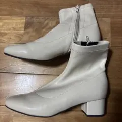 ホワイト ジッパー付きブーツ 中ヒール