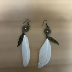 ホワイト羽根デザインフック式ピアス