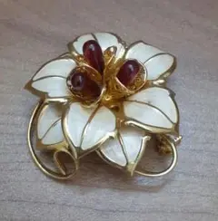【美品】花形ブローチ