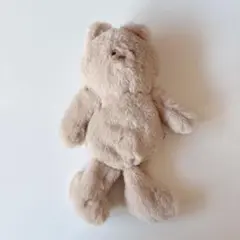 ベージュのクマ型ぬいぐるみ