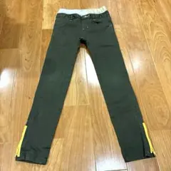 カーキ　サイドジッパー付きパンツ　130サイズのサムネイル