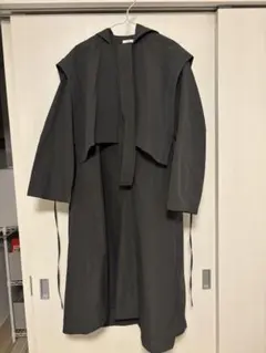 フード付きダークグレーコート