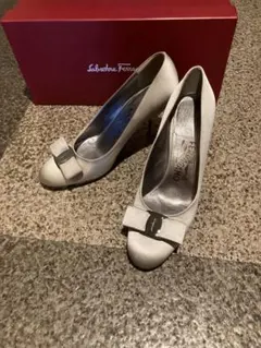 Salvatore Ferragamoフェラガモ　シルバーサテンパンプス6Bのサムネイル