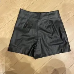 ZARA フェイクレザーブラックショートパンツ XS