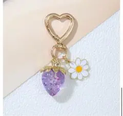 紫色のイチゴと花のキーホルダー　バックチャーム　かわいい