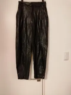 ザラ　フェイクレザーハイウエストテーパードパン黒