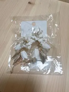 ホワイトフラワーモチーフ ロングイヤリング