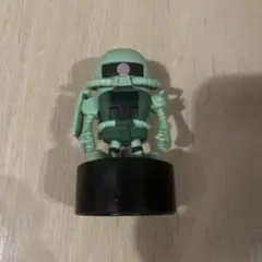 Gumdamロボットフィギュア 緑色 黒色ベース付き