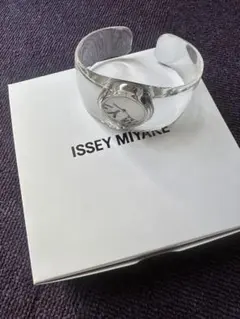 ISSEY MIYAKE O 腕時計 クリア バングルウォッチ 電池 箱ありのサムネイル