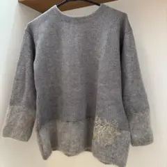 グレー刺繍入り長袖ニットセーター