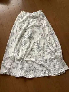 花柄 フレアスカート ホワイト ブラックのサムネイル