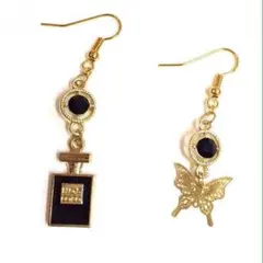 ブラック香水瓶・蝶々ストーンピアスフックタイプ（新品）