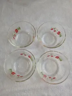 PYREX ガラスボウル 4個セット いちご柄のサムネイル