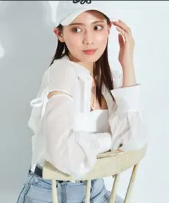 INGNI 肩スリットリボンラメシアーショートシャツ アイボリーのサムネイル