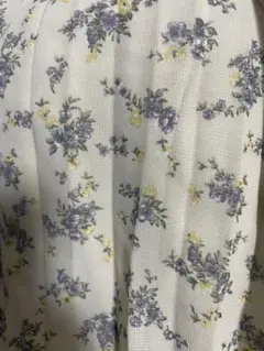 earth music&ecology クリーム色に花柄のロングスカート