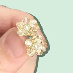 透明×ホワイトパールのお花ピアス