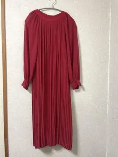 赤のプリーツドレス 長袖
