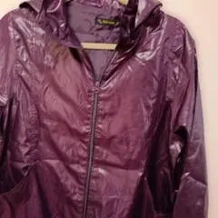 フード付き紫色ジッパージャケット