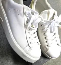 GUESSホワイトスニーカーイエロー