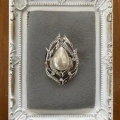 エレガントなブローチ