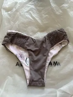 ブラウンとピンクの花柄ビキニ