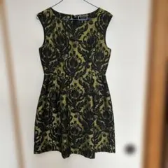 グレースコンチネンタル　 黒と金の花柄ノースリーブワンピース