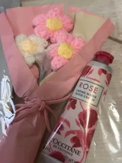 毛糸のブーケとL'OCCITANEハンドクリームセット