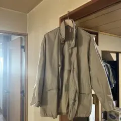 ベージュ 軽量ジャケット ボタン付き