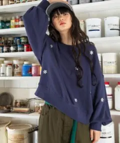 niko and... フラワー刺繍　スウェットカットソー　ネービー