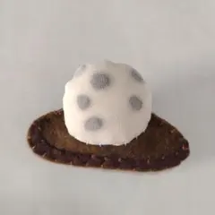 ハンドメイド 豆大福の フェルトブローチ バッジ