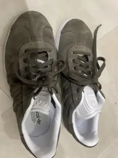 adidas オリーブグリーン スニーカー　22.5センチ
