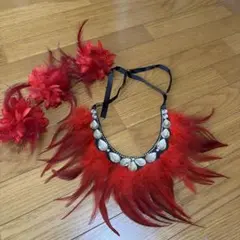 フラダンス用赤い羽毛ネックレスとヘアクリップ