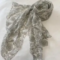 グレーの花模様のロングストール