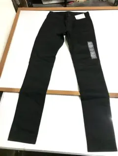 ユニクロ　カラースキニーフィットストレートジーンズ　胴囲61cm ★う4346