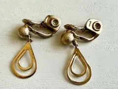 MONET ゴールドラメボール 小ぶり 雫フープが揺れる品のあるイヤリング