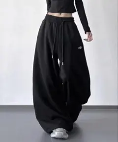 LADY LIKE ワンポイント刺繍極太スウェットパンツ