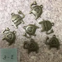 【3-2】ハートを持ってるゾウさんチャーム7個(色:アンティークゴールド)