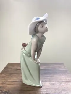 リヤドロ LLADRO人形 鏡の前で若草色の少女 女の子 帽子 ワンピース リヤドロ LLADRO人形 鏡の前で若草色の少女 女の子 帽子