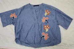 ZARA 花刺繍の青ストライプ トップス
