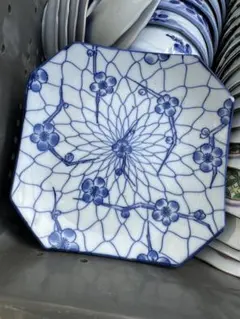 青白い花模様の八角形皿