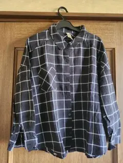 Qの黒と白のチェック柄 長袖シャツ