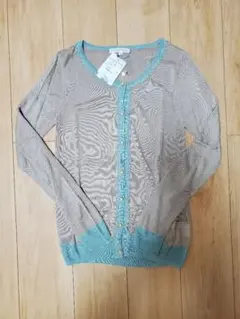 グローブ、ベージュと水色の長袖カーディガン