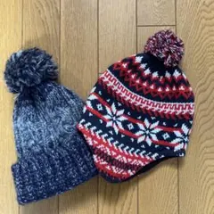 グレーとネイビーのポンポン付きニット帽2つ
