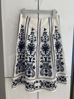 d*2様 モノトーン　フレアー刺繍スカートのサムネイル