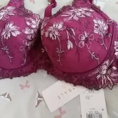 FLORALE by Triumph ブラジャー C75 新品のサムネイル